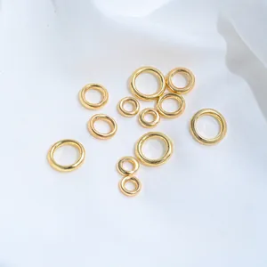 Dettaglio ravvicinato di anelli chiusi placcati oro 18K per accessori di gioielleria fai-da-te
