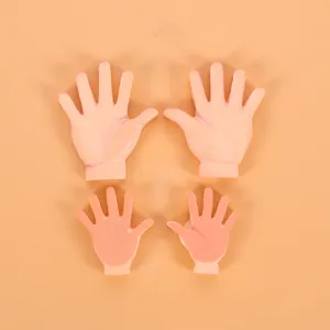 Detailansicht von vier handförmigen Silikonformen für Fondant- und Ton-DIY-Bastelarbeiten