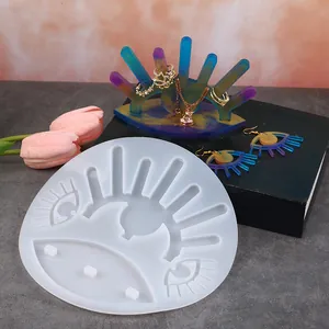 Detailansicht der Silikonform Teufelsauge mit fertigem Schmuckständer aus Kunstharz.