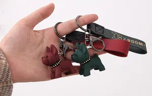 Vue détaillée de porte-clés bouledogue français en résine avec lanières en cuir.