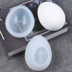 Dettaglio di stampi in silicone a forma di uovo per candele fai da te su un libro d'arte