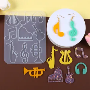 Vista dettagliata dello stampo in silicone per strumenti musicali con ciondoli ed orecchini.