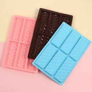 Vue détaillée de trois moules à chocolat rectangulaires en silicone à 6 cavités, rose, bleu, marron.