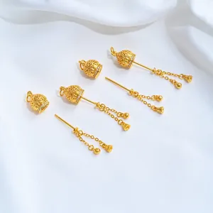 Vista detallada de dijes de calabaza hueca chapados en oro 24K con circonitas para DIY