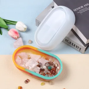 Dettaglio dello stampo in silicone ovale con vassoio in resina colorato fatto a mano