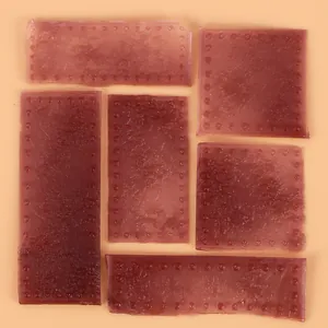 Détail des moules en silicone rouge pour la décoration de gâteau rétro-mécanique