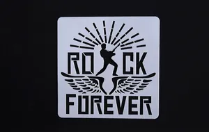 Detail van wit DIY rockmuziek stencil met gitaarspeler silhouet voor creatief schilderen.