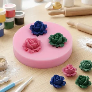 Dettaglio stampo in silicone a rose con rose di fondente e strumenti