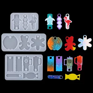 Vue détaillée des moules en résine silicone avec des breloques animales et géométriques