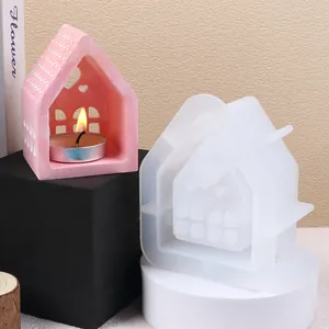 Detalle del molde de silicona con forma de casa para portavelas DIY y resina