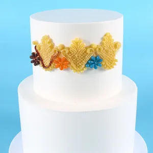 Dettaglio di decorazioni in pasta di zucchero colorate fatte con stampo in silicone