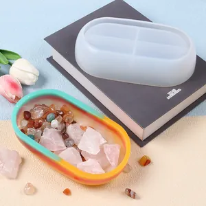 Vista dettagliata dello stampo in silicone a forma di barca per resina con vassoio