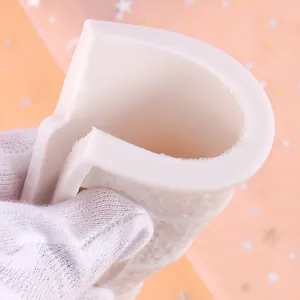 Vue macro montrant la flexibilité et la texture de l'engrenage du moule en silicone.
