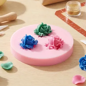 Dettaglio dello stampo in silicone rosa a 3 rose per decorazione torte