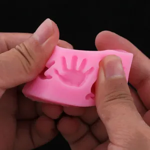 Detailansicht der flexiblen rosa Silikon-Handabdruckform für DIY-Ton- und Fondantarbeiten
