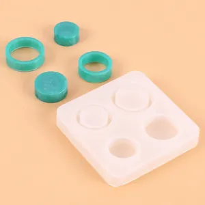 Vista dettagliata di uno stampo in silicone per anelli in resina DIY e coperchi