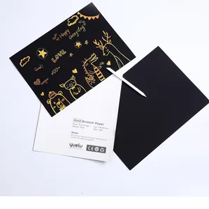 Vista dettagliata della carta da grattare oro A4 con specifiche e stilo da disegno