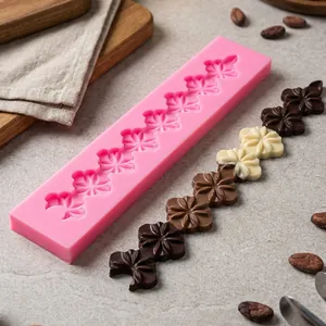 Detalle del molde de silicona de flores de cerezo con flores de chocolate para DIY