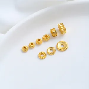 Detailopname van vergulde lotus kralen en mantra afstandhouders voor DIY sieraden maken