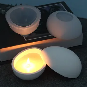 Macro visione di uno stampo in silicone per candele a forma di uovo con prodotto finito
