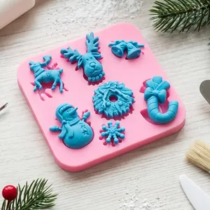 Dettaglio di stampo in silicone natalizio con forme di renna e pupazzo di neve blu