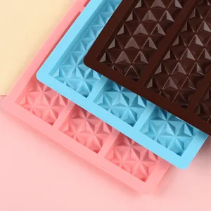 Vue détaillée de la texture géométrique étoilée du moule en silicone pour chocolat à 6 cavités
