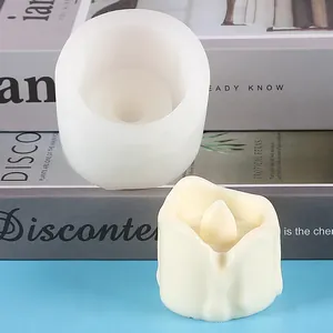 Vista dettagliata dello stampo in silicone e della candela con design strutturato