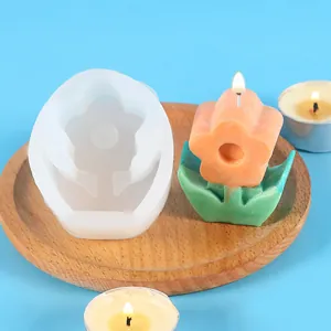 Vista dettagliata dello stampo in silicone per candela a tulipano con candela arancione