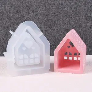 Comparación de molde de silicona transparente y casa decorativa de yeso rosa terminada.