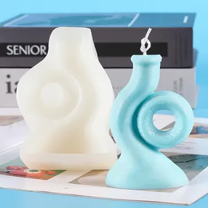 Vue détaillée montrant le moule en silicone à côté de la bougie bleue abstraite DIY.