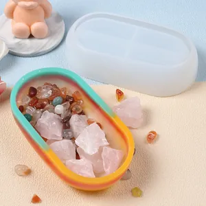 Vista dettagliata dello stampo in silicone bianco con vassoio di pietre in resina colorate