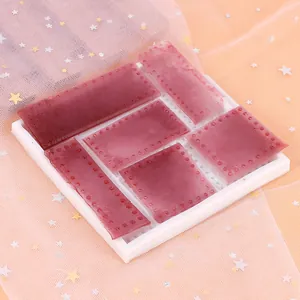 Vue détaillée du moule en silicone rectangulaire de style steampunk avec rivets pour DIY