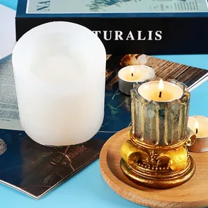 Molde de silicona para portavelas de columna romana con vela dorada