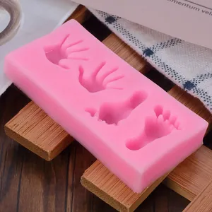 Detaillierte Makroansicht einer rosa Silikonform mit Hand- und Fußformen für DIY-Bastelarbeiten.
