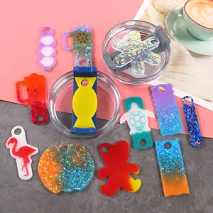 Pendentifs en résine faits main pour couvercles de gobelets, formes pailletées