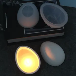 Vista dettagliata di un portacandele a forma di uovo luminoso creato con stampo in silicone