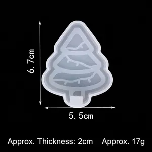 Detailansicht einer Silikonform für Weihnachtsbaume mit Maßen 6,7 cm Höhe und 5,5 cm Breite.