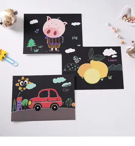 Primo piano di gratta e vinci per bambini con disegni di maiale, limone e auto
