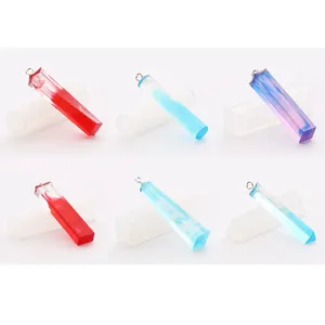 Détail de divers moules géométriques en silicone pour pendentifs de bijoux en résine