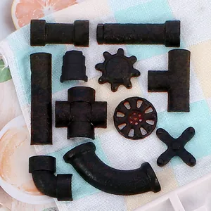 Détail macro de décorations de gâteau en fondant en forme d'engrenages et de tuyaux.