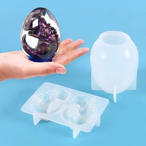 Detalle del molde de silicona para huevo de dragón con muestra de resina iridiscente