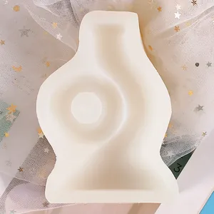 Vue macro détaillée du moule en silicone blanc en forme de bouteille abstraite géométrique