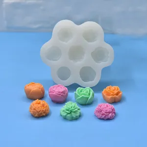 Detalle del molde de silicona floral de 7 cavidades con flores de cera