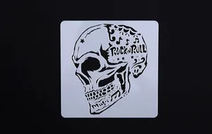 Detail van een wit DIY-tekenstencil met een hol patroon van een schedel en muzieknoten.