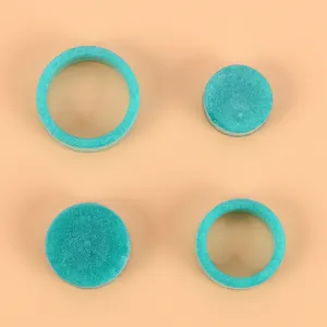 Dettaglio di stampi in silicone color teal per la creazione di anelli e gioielli in resina fai da te