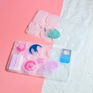 Diversi stampi in silicone fai-da-te con forme di luna, cuore e foglia per gioielli in resina.