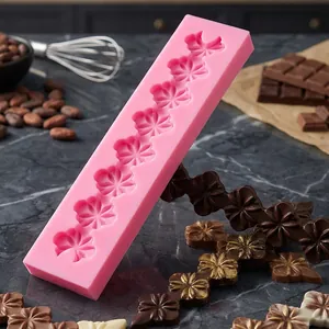 Vista detallada del molde de silicona de flor de cerezo rosa con bombones de chocolate.