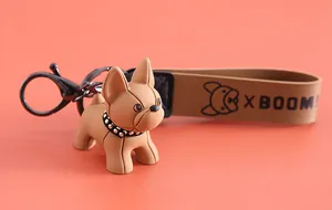 Gros plan détaillé d'un porte-clés figurine bouledogue marron avec dragonne en similicuir