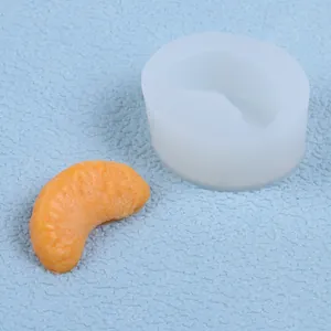 Detailansicht einer weißen Silikonform und einer realistischen Mandarinen-Kerze.