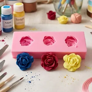 Vue détaillée d'un moule en silicone rose à 3 cavités avec roses terminées